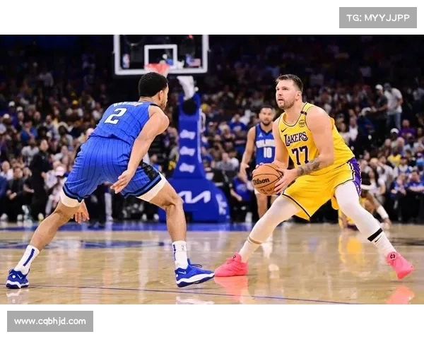 老鱼点评东契奇防守进步:虽有提升,但与库里类似无法长时间防守对方核心球员 老鱼点评东契奇防守进步:虽有提升,但与库里类似无法长时间防守对方核心球员