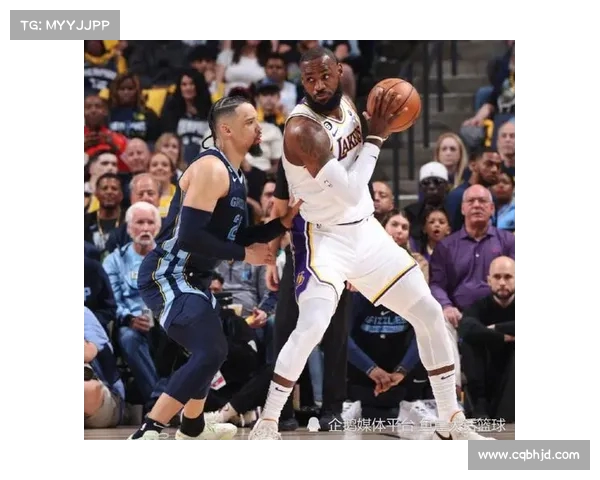 詹姆斯全力提升运球技巧 美媒恶搞与帕金斯比拼竟势均力敌(詹姆斯锻炼)